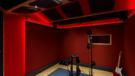 Recording room Response Studio traitée acoustiquement pour un son naturel. Studio d'enregistrement mixage et mastering en suisse
