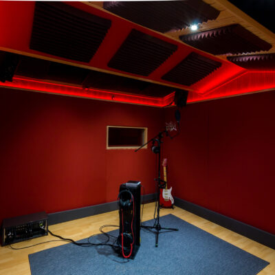 Recording room Response Studio traitée acoustiquement pour un son naturel Recording room Response Studio traitée acoustiquement pour un son naturel Reponse Studio Control Room Location du studio d'enregistrement avec l'ingénieur du son pour un son analogique chaud et percutant sides Reponse Studio Control Room (Régie) une acoustique parfaite réalisé par un acousticien. Studio d'enregistrement mixage et mastering en suisse