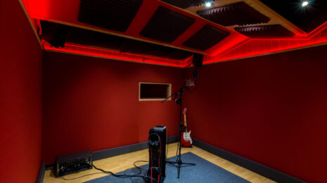 Recording room Response Studio traitée acoustiquement pour un son naturel Recording room Response Studio traitée acoustiquement pour un son naturel Reponse Studio Control Room Location du studio d'enregistrement avec l'ingénieur du son pour un son analogique chaud et percutant sides Reponse Studio Control Room (Régie) une acoustique parfaite réalisé par un acousticien. Studio d'enregistrement mixage et mastering en suisse