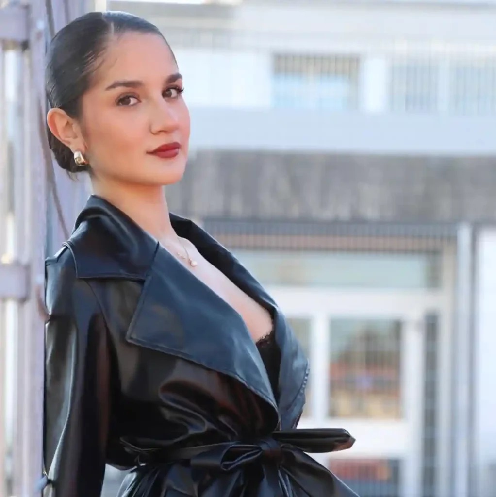 Artiste Luana Ragusa ayant réalisé un enregistrement mixage et mastering, Reponse Studio d'enregistrement en suisse avec un son analogique chaud puissant et musicale. Réalisé avec du matériel analogique de haut de gamme 