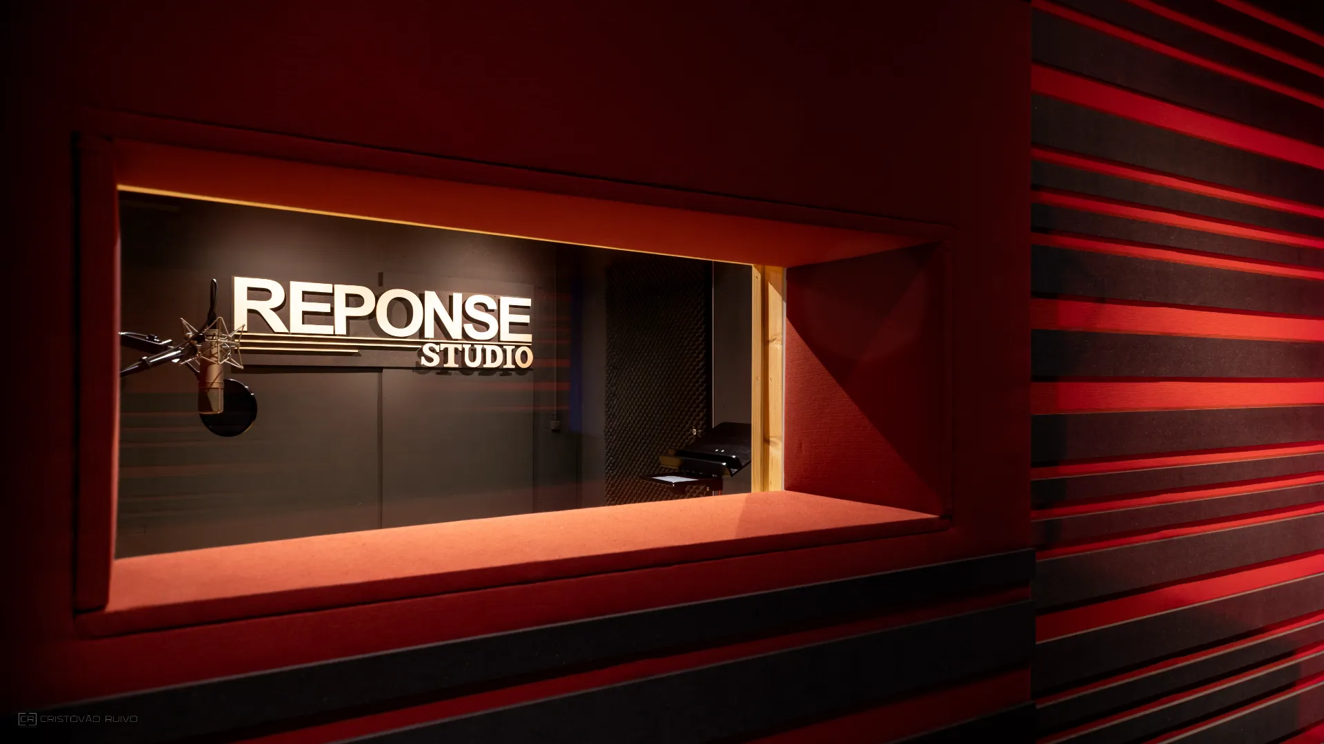 Recording room Reponse Studio traitée avec une acoustique pour un son naturel et des équipements haut de gamme avec tout le confort d'un studio d'enregistrement 