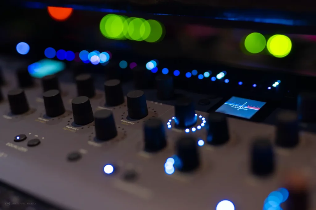 Softube Console 1 Mk3, dernière génération de surface de contrôle hybride, utilisée chez Reponse Studio en Suisse pour le mixage. Cette console innovante combine la précision numérique et la chaleur analogique, offrant un workflow moderne et efficace pour les projets audios.