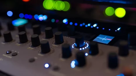 Console Softube Console 1 Mk3 utilisée pour le mixage professionnel en studio.