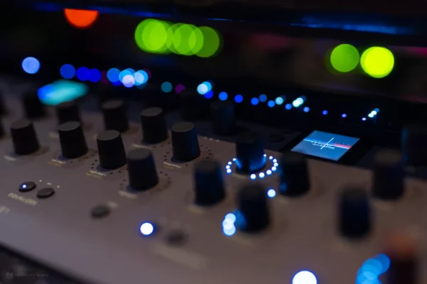 Console Softube Console 1 Mk3 utilisée pour le mixage professionnel en studio.