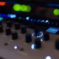 Console Softube Console 1 Mk3 utilisée pour le mixage professionnel en studio.