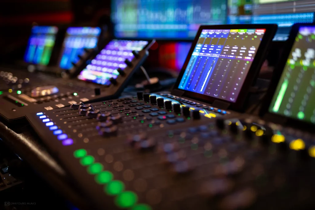 Surface de contrôle Avid Eucon 33 faders installée dans le studio Reponse Studio en Suisse. Cette table de mixage professionnelle permet un mixage précis, fluide et ergonomique, idéale pour les projets d’enregistrement, de mixage et de mastering.
