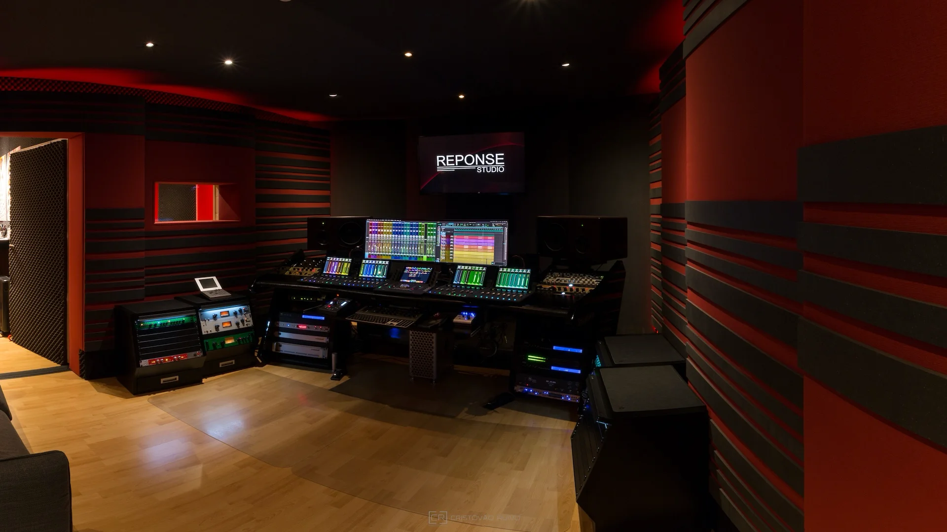 Reponse Studio Control Room (Régie) une acoustique parfaite pour un son précis détaillé, réalisé par un acousticien