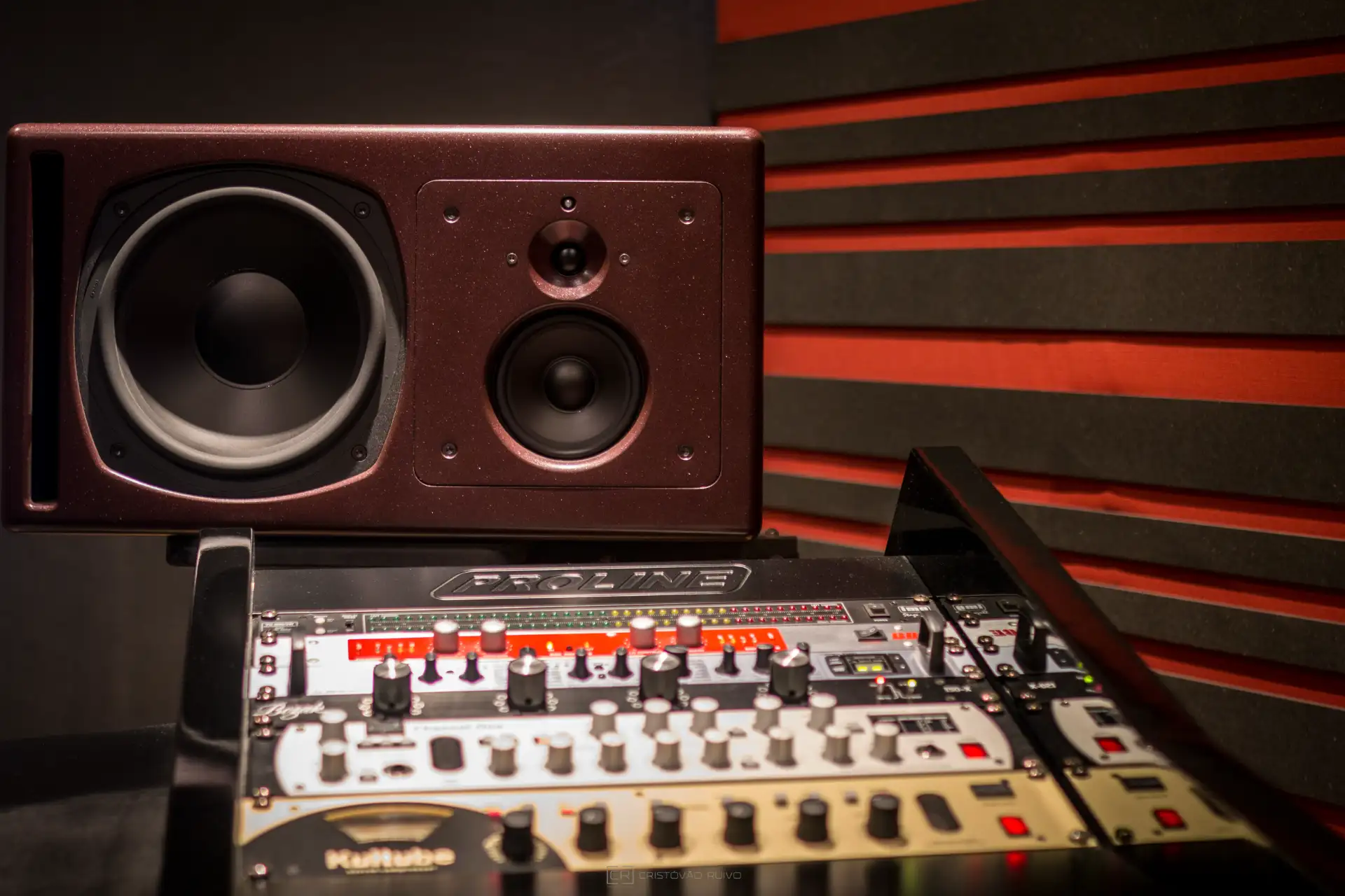 Pour le Mastering Reponse Studio d'enregistrement Utilise les A-25 de PSI. Comment faire un bon mastering sans une bonne écoute