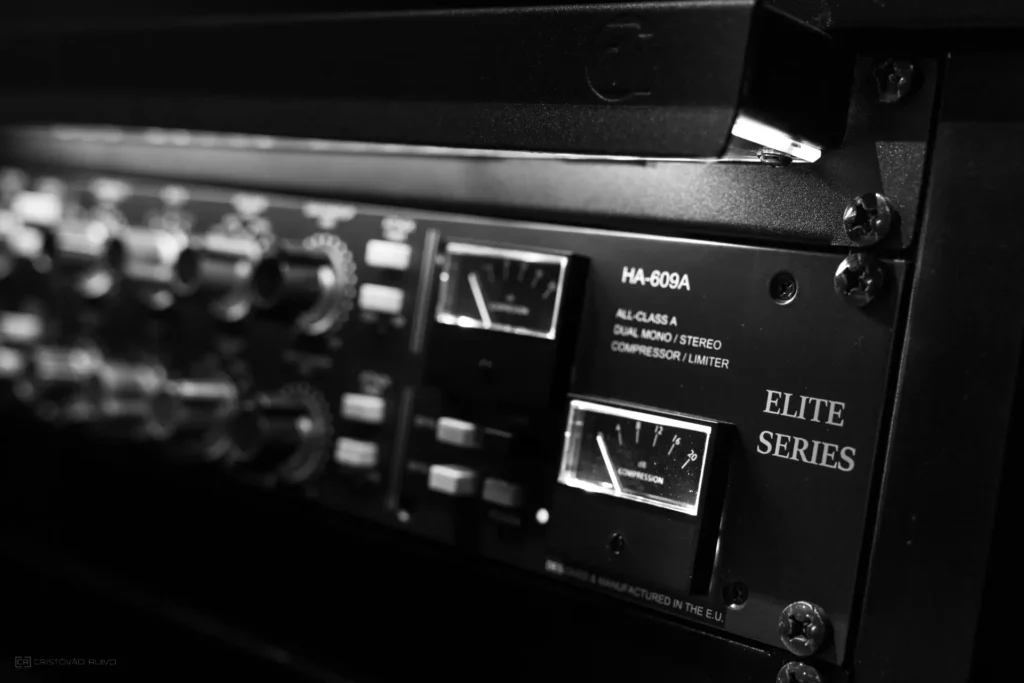 Compresseur Heritage Audio 609A utilisé en mixage dans les studios professionnel. Compresseur stéréo Heritage Audio 609A installé chez Reponse Studio en Suisse. Cet équipement analogique haut de gamme apporte de la chaleur, de la cohérence et du punch au mixage, tout en préservant la dynamique naturelle de la musique.