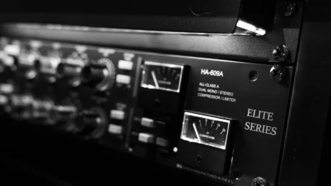Compresseur stéréo Heritage Audio 609 installé chez Reponse Studio en Suisse. Cet équipement analogique haut de gamme apporte de la chaleur, de la cohérence et du punch au mixage, tout en préservant la dynamique naturelle de la musique.