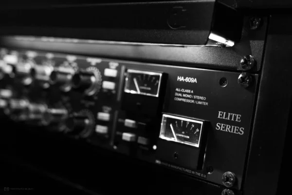 Compresseur stéréo Heritage Audio 609 installé chez Reponse Studio en Suisse. Cet équipement analogique haut de gamme apporte de la chaleur, de la cohérence et du punch au mixage, tout en préservant la dynamique naturelle de la musique.