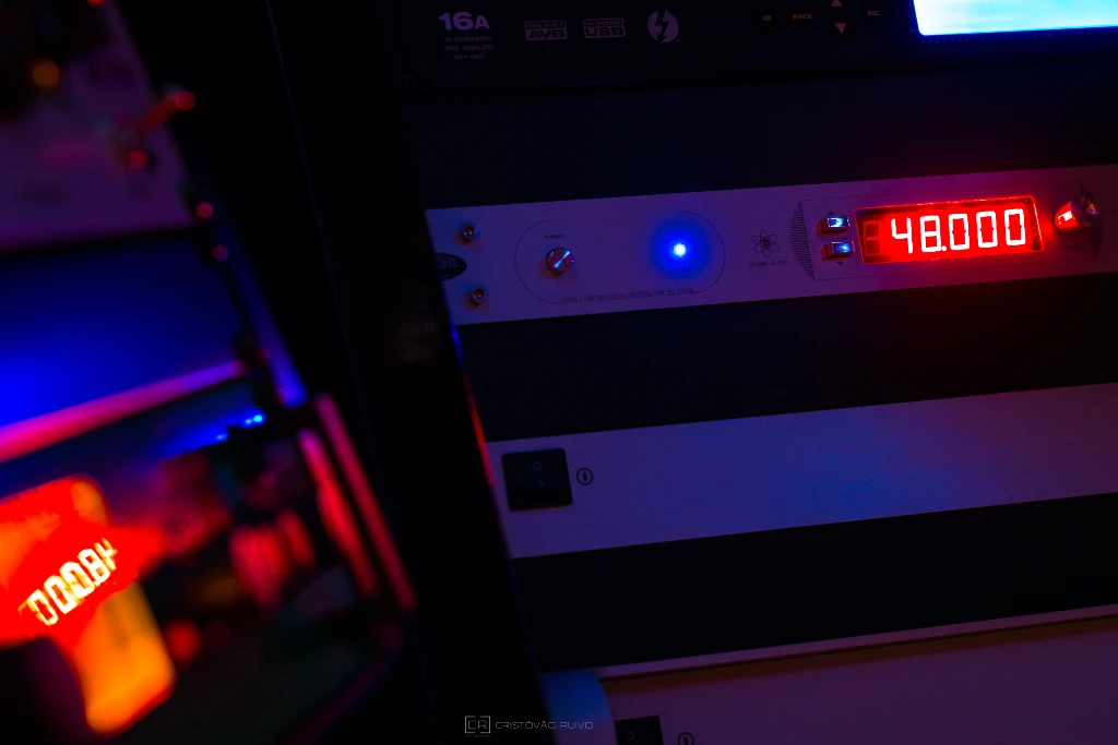 Une horloge numérique de haute qualité assure la synchronisation parfaite des convertisseurs et du matériel audio pour le mastering
