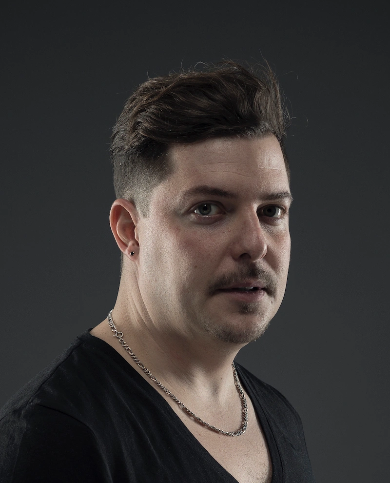 David Brand Ingénieur du son chez Reponse Studio Portrait de David Brand, ingénieur du son professionnel et fondateur de Reponse Studio en Suisse