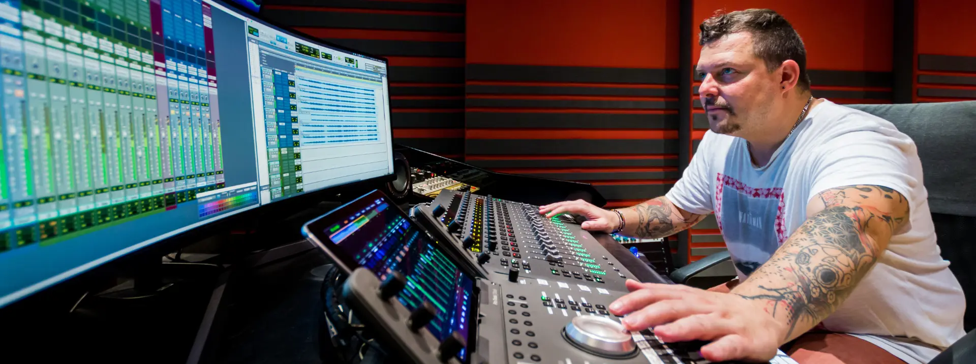 David Brand, ingénieur du son professionnel en Suisse, fondateur de Reponse Studio à Neuchâtel, devant sa console de mixage et son matériel analogique