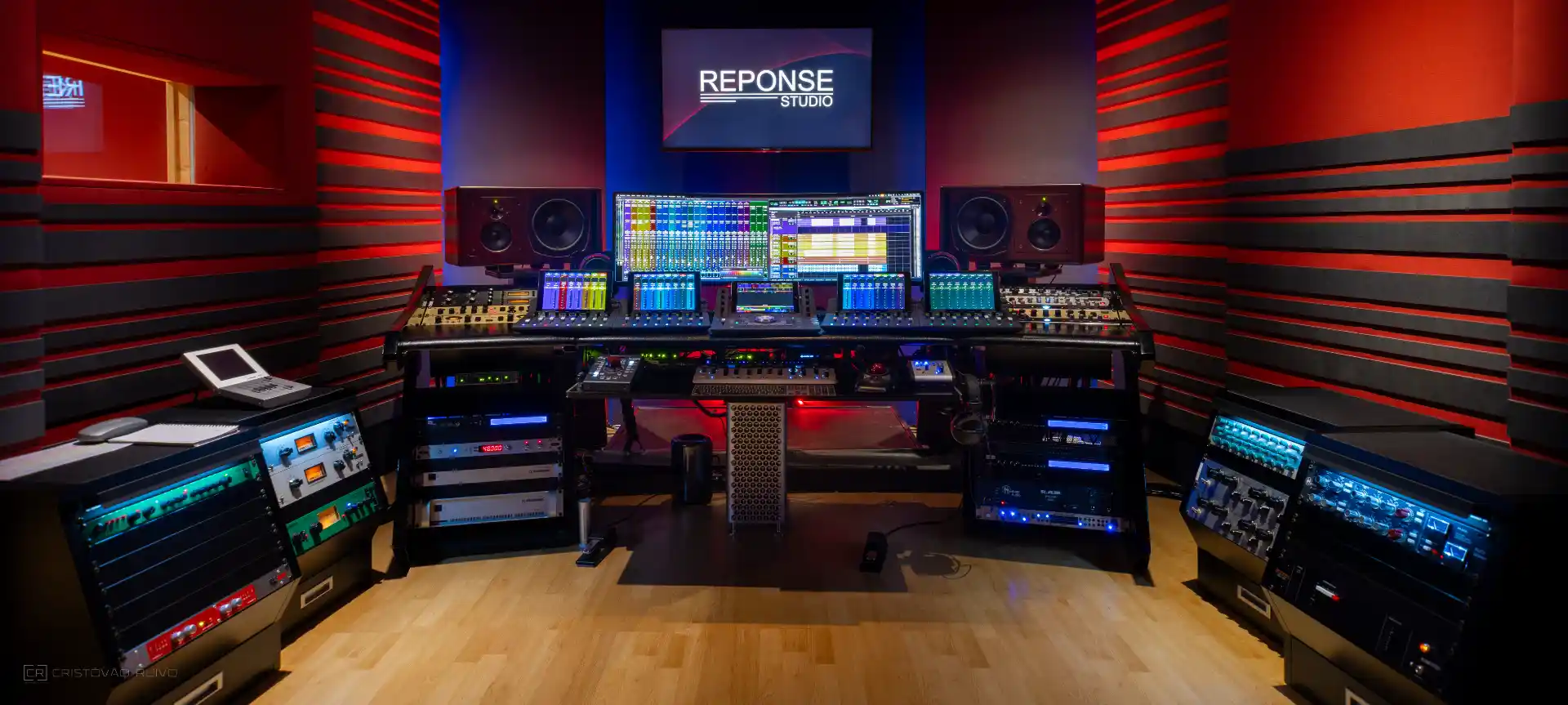 Studio d'enregistrement international. Control Room Reponse Studio de Mixage et Mastering de gamme. Studio d'enregistrement international. Control Room Reponse Studio de Mixage et Mastering de gamme.