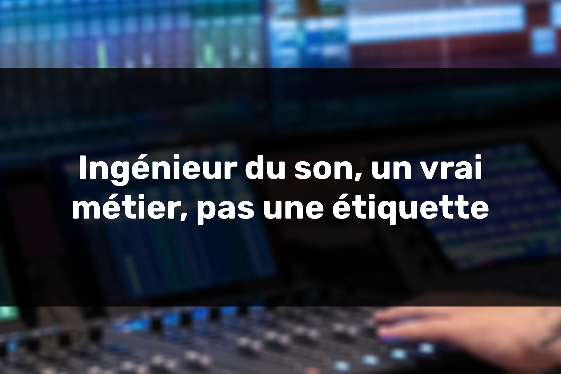 David Brand, ingénieur du son et fondateur de Reponse Studio, dans son environnement de travail. La lumière met en valeur la précision de son geste et la concentration de son regard. Autour de lui, les équipements analogiques, les moniteurs PSI Audio et l’acoustique du lieu évoquent la maîtrise et l’exigence. L’image traduit à la fois la technicité et la passion du métier. Elle symbolise l’union parfaite entre l’humain et la technologie, au service du son sur mesure.