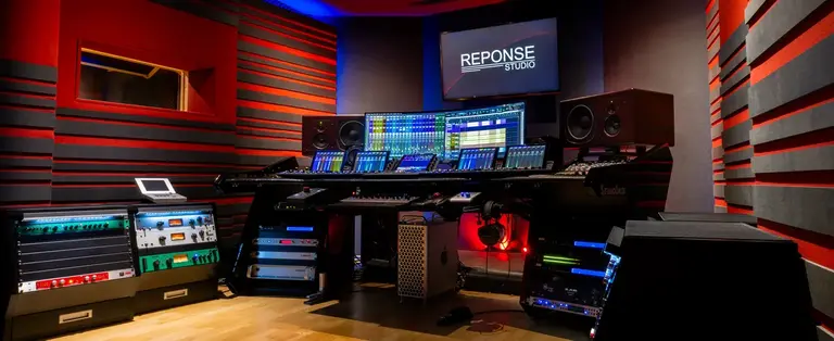 Studio d'enregistrement Control Room Reponse Studio Mixage Mastering Enregistrement haut de gamme.