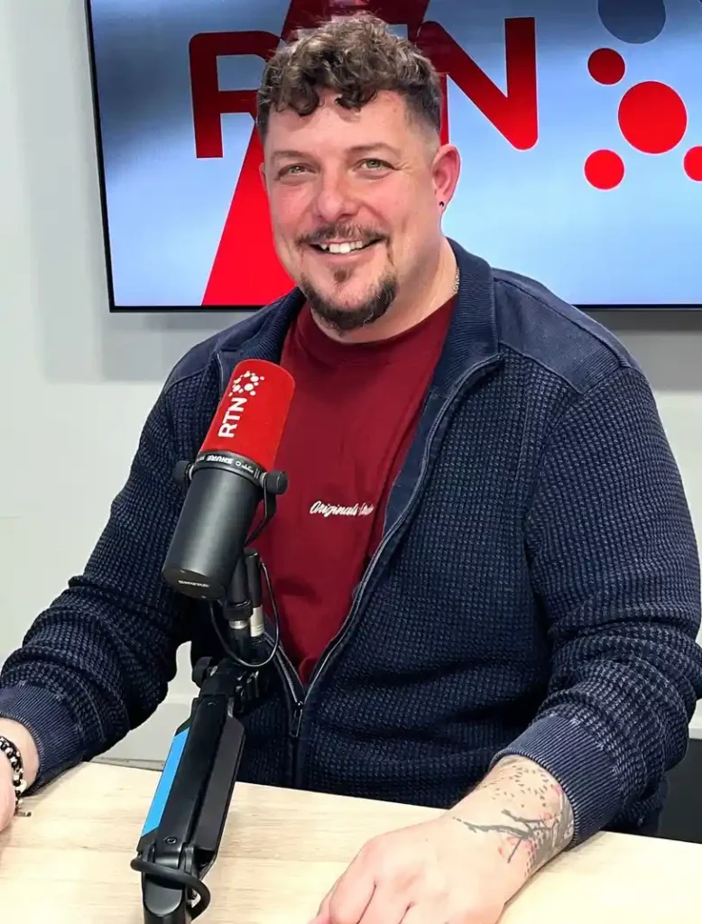 Portrait de David Brand, ingénieur du son suisse, lors de son interview sur RTN pour l’émission Passe-moi la culture, représentant Reponse Studio à Marin.