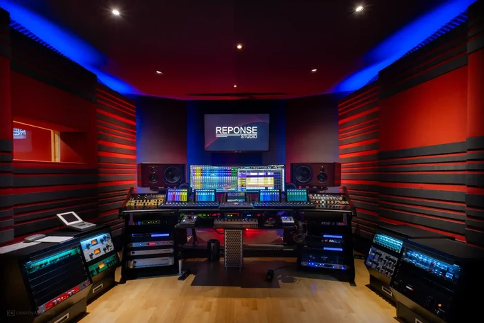 Vue centrale de la régie du studio d’enregistrement Reponse Studio à Neuchâtel, équipée pour le mixage analogique et le mastering professionnel