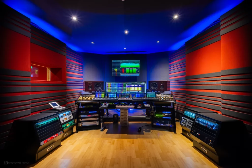 Régie de Reponse Studio vue de face, espace hybride professionnel dédié à la musique moderne avec écoute de précision et environnement idéal pour le mixage et le mastering.