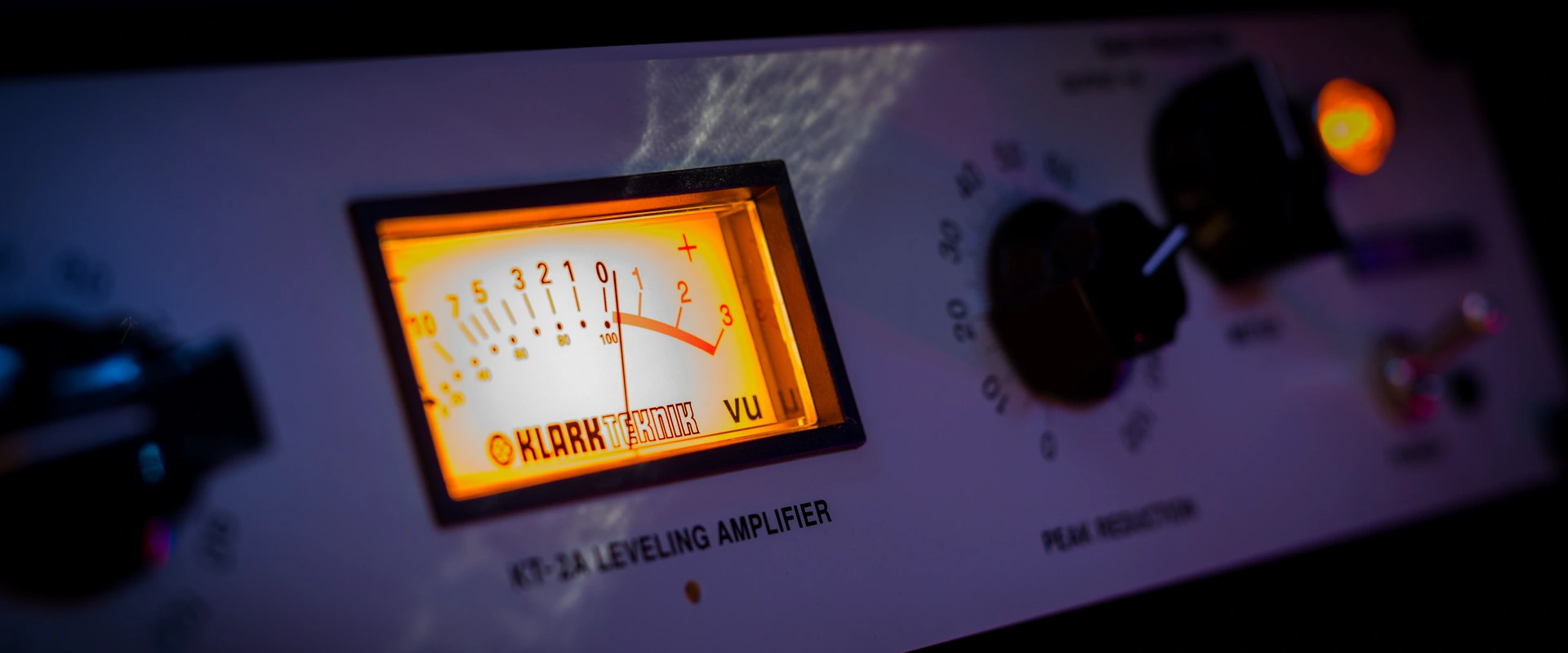 Vu-metre du compresseur optique LA-2A Vu-metre du compresseur optique LA-2A en gros plan, illustration du mixage audio analogique de precision realise chez Reponse Studio.