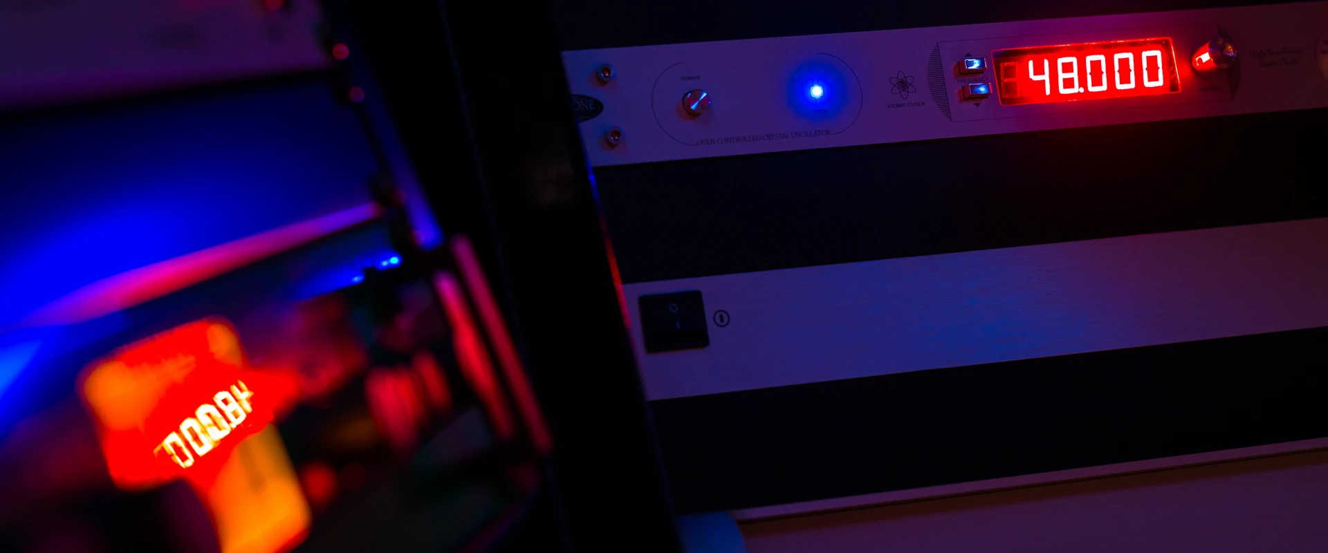 Mastering Reponse Studio TC Electronic System 6000, compresseur Joemeek SC2.2 et horloge Radion ultra précise en configuration mastering, illustrant la précision du mastering, la cohérence du mastering analogique et la qualité du mastering professionnel chez Reponse Studio.