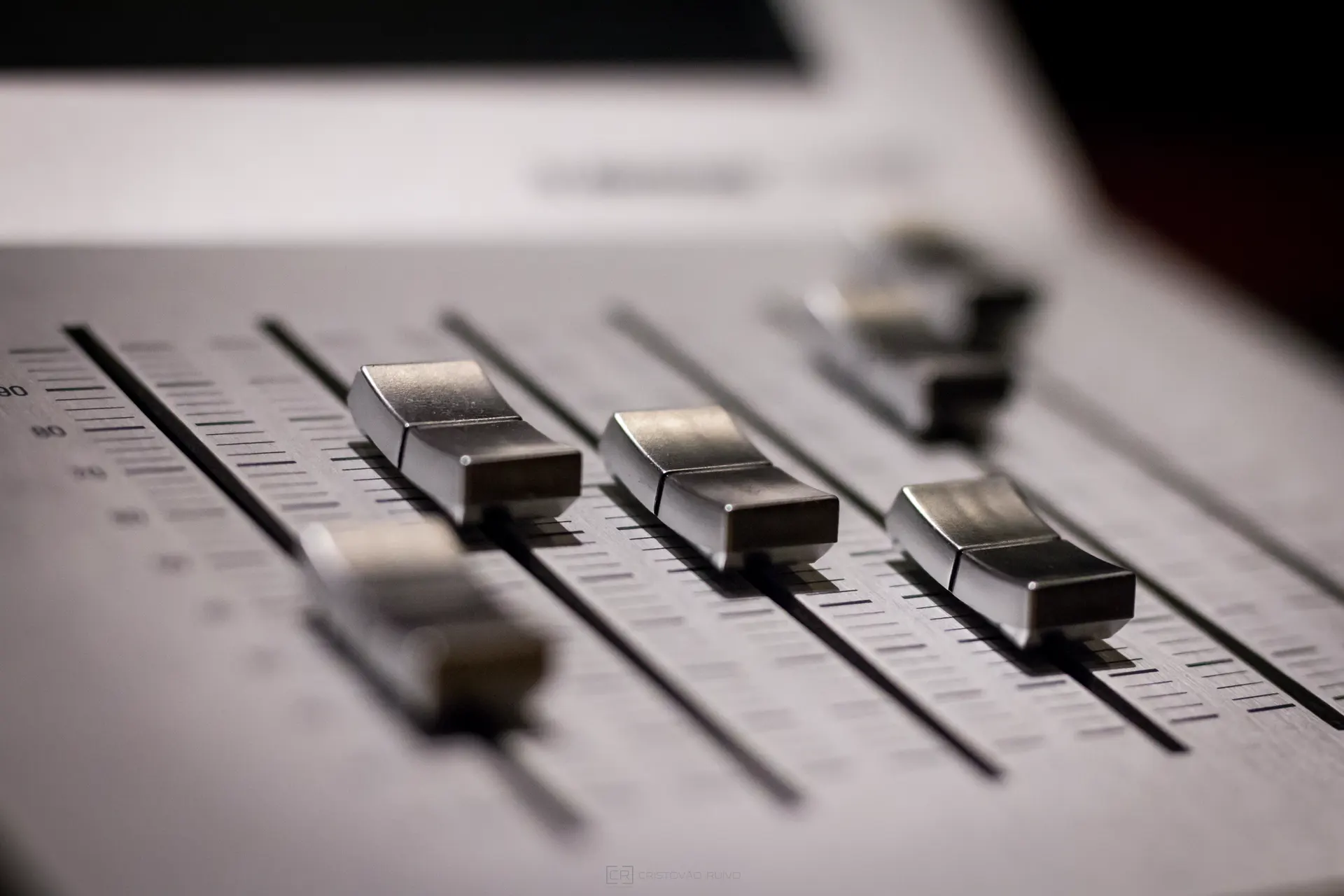 Console du System 6000 de TC Electronic Console du System 6000 de TC Electronic, l’un des systèmes de mastering les plus puissants au monde, illustrant la précision du mastering, la flexibilité du mastering numérique et la qualité du mastering professionnel chez Reponse Studio.