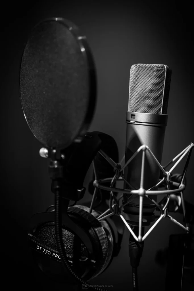 Quel micro pour quel enregistrement avec Neumann U87, filtre anti-pop et casque en prise vocale.