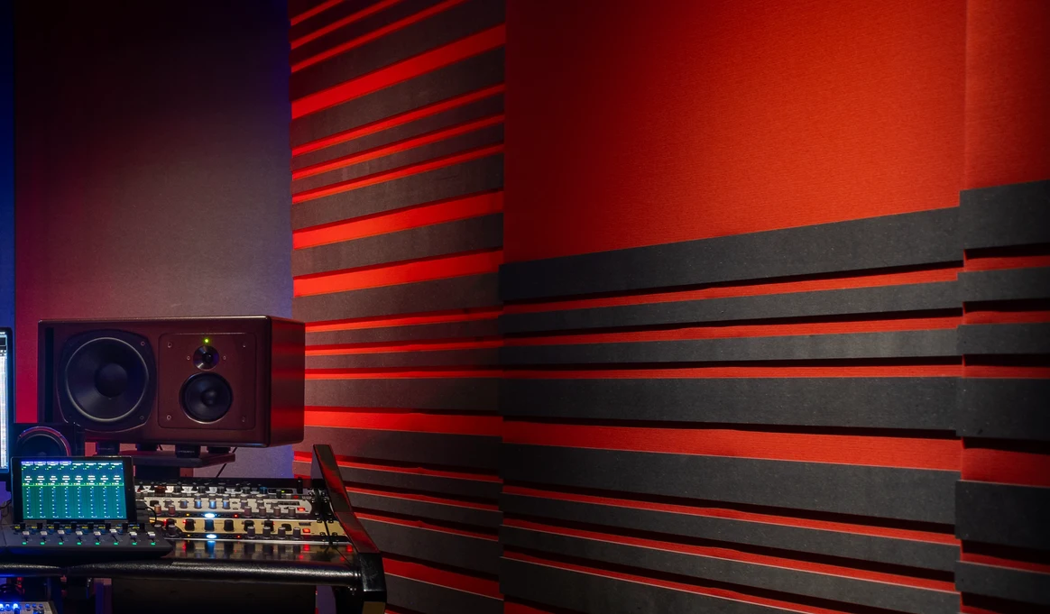 Équipement et acoustique studio avec panneaux absorbants et diffuseurs