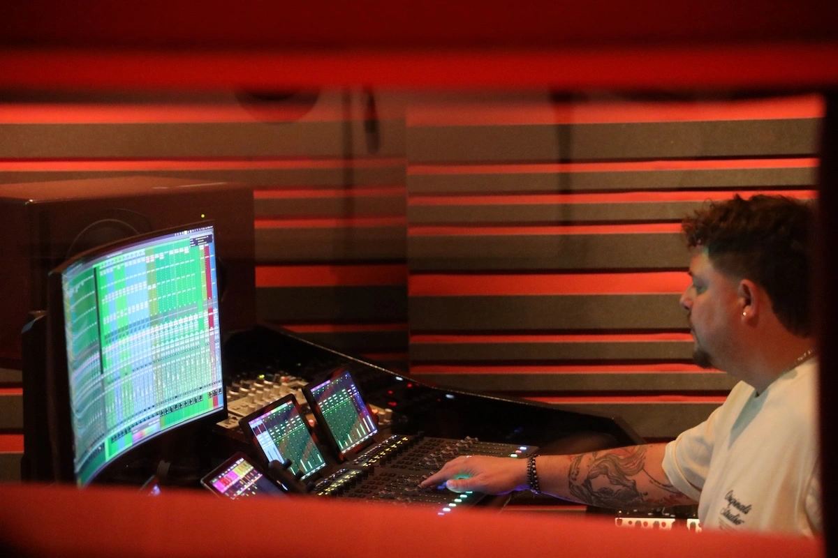 Ingénieur du son travaillant sur une console Ingénieur du son travaillant sur une console de mixage au Reponse Studio